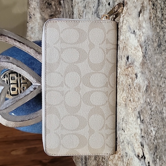 Coach LIKE NEW Long Zip Around Wallet In Signature Canvas - Picture 3 of 8
